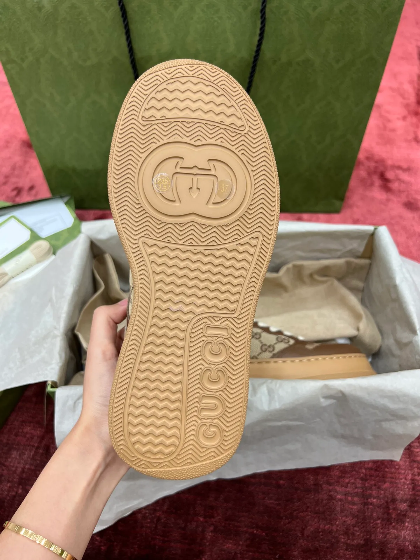 👟👟Ex-factory price 480👟👟 Gucc*i~~New upgraded version, original original color @GG couple's thick-soled shoes...biscuit shoes...white shoes...sneakers...flat shoes...catwalk style: celebrities, Internet celebrities, Xiaohongshu, etc. will definitely plant grass and call❤ Original customized cowhide fabric (classic old floral fabric, perforation, embossing process), the original bottom has a big logo, and there is a GG on the heel Logo, 5cm thick sole, classic Gucci webbing... Women's size 35-40, men's size 39-44